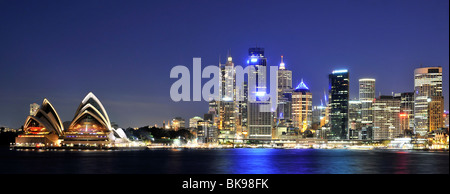 Panorama della baia di Sydney, Sydney Opera House, Circular Quay, porta skyline di Sydney, il quartiere centrale degli affari, notte, Sydney, Nuovo Foto Stock