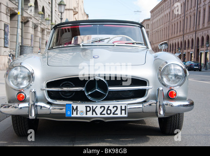 Mercedes-Benz 190SL roadster su Maximilianstraße, Monaco di Baviera, Germania. Foto Stock