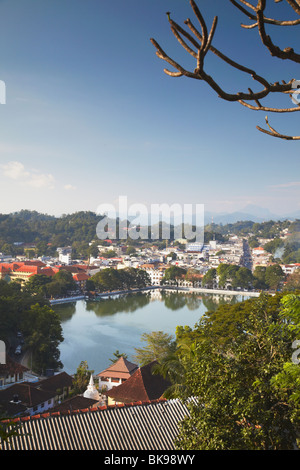 Vista sul Lago Kandy e il centro città, Kandy, Sri Lanka Foto Stock