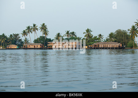 Kettuvallams, stile tradizionale houseboats, crociera i canali backwaters del Kerala, India. Foto Stock