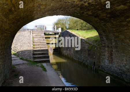 Pigeon serratura in Tackley sulla Oxford Canal, chiamato dopo il pub tre piccioni, che utilizzata per stare qui vicino. Foto Stock