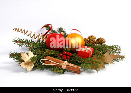 Decorazione di Natale con i ramoscelli di abete e baubles Foto Stock