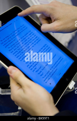 L'uomo utilizzando Apple ipad alla Fiera del libro di Londra il 19 aprile 2010 Foto Stock