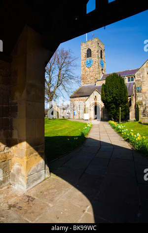 Inghilterra, Northumberland, Corbridge. Grande entrata al cimitero e motivi del Sassone chiesa di St Andrews in Corbridge. Foto Stock