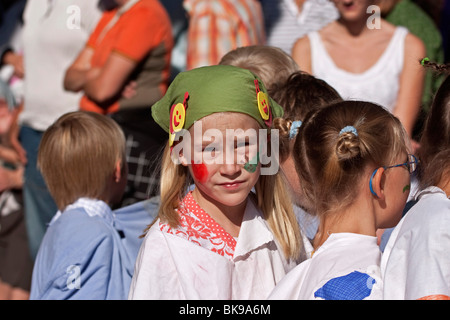 Ragazza in costume alla mietitura parata del giorno del Ringraziamento 2009 dei protestanti chiesa Johannesstift, Berlino, Germania, Europa Foto Stock