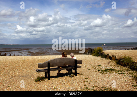 LA COPPIA GUARDA AL SEA WHITSTABLE. KENT. REGNO UNITO Foto Stock