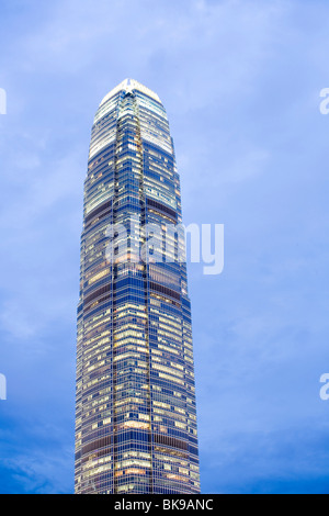 Due International Finance Center, 2 IFC Building al crepuscolo, Victoria Island, Hong Kong, Hongkong, Cina, Asia Foto Stock