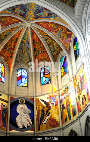 Madrid, Spagna. Catedral de la Almudena (1994) Cattedrale. Interno. All'interno della cupola - dipinti e vetrate Foto Stock