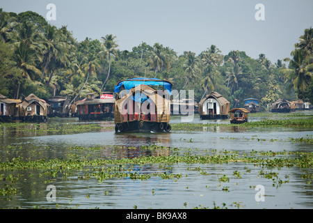 Case galleggianti tradizionali, kettuvallams, partendo per una crociera backwaters in Aleppey (Alapuzzha), Kerala, India. Foto Stock