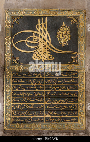 TUGRA (Sultanic cipher)sul gate di Salutation(Bâb-us Selam ),ingresso al secondo cortile del palazzo Topkapı,a Istanbul Foto Stock