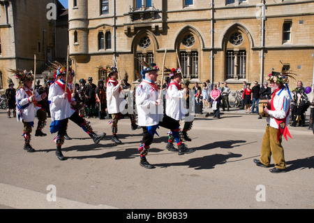 Morris dancers in azione presso la Oxford Folk Festival, danza su Broad Street di fronte Balliol College. Foto Stock