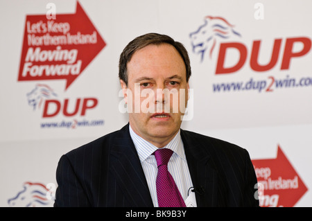 Nigel Dodds, vice leader dei democratici di partito unionista (DUP) lanciando il partito 2010 manifesto elettorale. Foto Stock