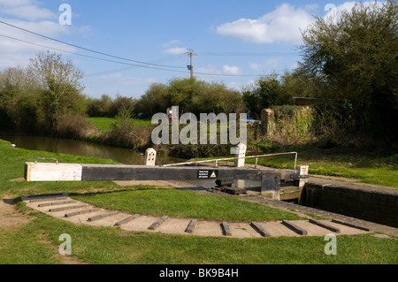 Pigeon serratura in Tackley sulla Oxford Canal, chiamato dopo il pub tre piccioni, che utilizzata per stare qui vicino. Foto Stock