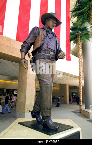 Un più grande del vita statua onori famoso film star John Wayne di John Wayne Airport in Santa Ana, Orange County, California, Stati Uniti d'America. Foto Stock