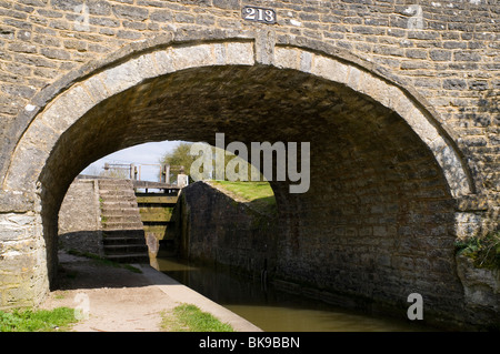 Pigeon serratura in Tackley sulla Oxford Canal, chiamato dopo il pub tre piccioni, che utilizzata per stare qui vicino. Foto Stock