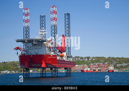 Nel porto di Halifax, Nova Scotia è un jack-up offshore Nave alloggio, il Kraken Seajacks prima di uscire a largo Foto Stock