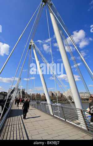 Cavo a hungerford alloggiato il Footbridge estate london thames di fiume crossing Foto Stock