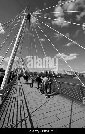 Cavo a hungerford alloggiato il Footbridge estate london thames di fiume crossing Foto Stock