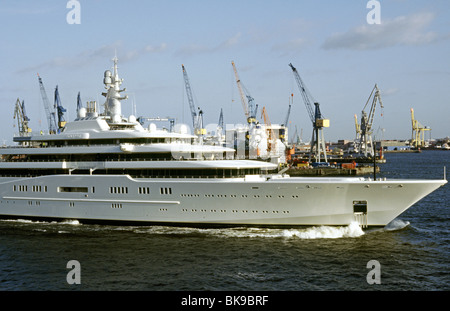 Aprile 16, 2010 - Il più grande del mondo di proprietà privata yacht, Eclipse, passa Blohm + Voss cantiere navale nel porto di Amburgo. Foto Stock