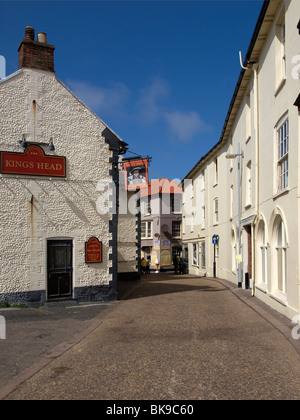 High Street di una pittoresca strada stretta con il kings Head Pub nella Città Vecchia a Cromer North Norfolk Foto Stock