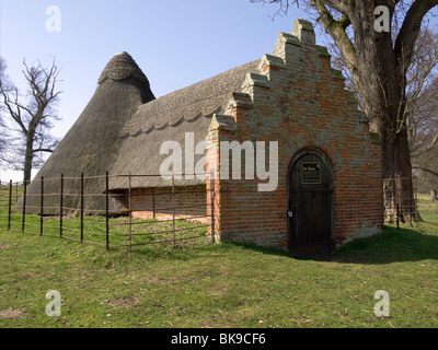 Una cinquecentesca casa di ghiaccio utilizzato per immagazzinare ghiaccio importati prima dell'invenzione della refrigerazione Holkham Hall Norfolk Foto Stock
