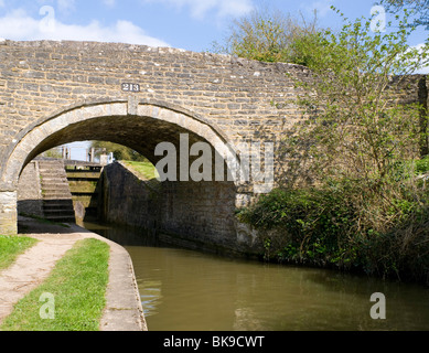 Pigeon serratura in Tackley sulla Oxford Canal, chiamato dopo il pub tre piccioni, che utilizzata per stare qui vicino. Foto Stock