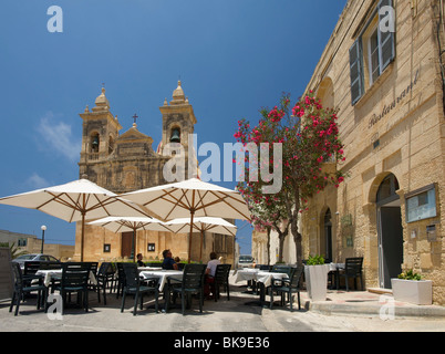 Street cafe con la cattedrale di San Lawrenz sull'isola di Gozo, Malta, Europa Foto Stock