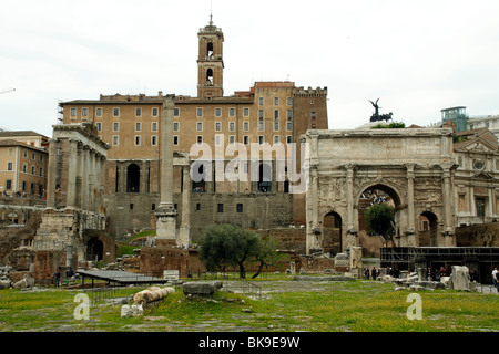Rovine del Forum, guardando verso il Campidoglio. Sulla destra dell'Arco di Settimio Severo, sul lato sinistro del tempio di Saturno Foto Stock