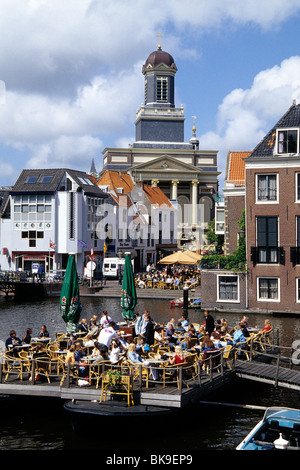 Bar Caffetteria Terrazza sull'acqua, Stille di mare nel centro storico della città di fronte alla chiesa Hartebrugkerk, Leiden, provincia o Foto Stock