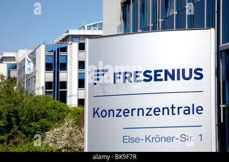 Cartello con il logo della sede aziendale di Fresenius SE società in Bad Homburg von der Hoehe, Hesse, Germania, Euro Foto Stock