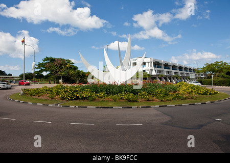 Il bicentenario del monumento in una rotatoria davanti casa Oceangate, la città capitale di Victoria, Isola di Mahe, Seychelles, India Foto Stock