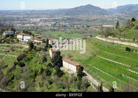Vista sulla campagna lombarda e la periferia di Milano, Italia settentrionale. Foto Stock