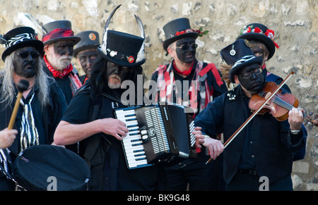 Rogue Morris musicisti di suonare dance tunes per accompagnare la Morris Dance presso la Oxford Folk Festival Foto Stock