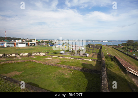 Vista del porto di Galle e cricket stadium dalle mura del Forte di Galle, Galle, Sri Lanka Foto Stock