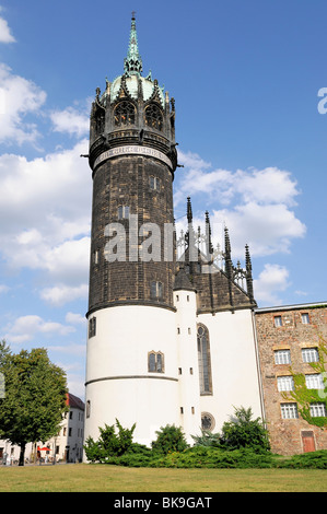 Vista parziale della torre del Evangelische Schlosskirche protestanti chiesa del castello, la città di Lutero Wittenberg, Sassonia-Anhalt, Germa Foto Stock