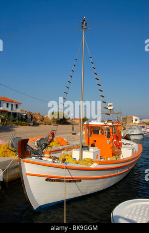Bella barca da pesca verniciato in bianco e arancione, porto di pesca di Gavathos, Lesbo, isole del Mar Egeo, in Grecia, in Europa Foto Stock