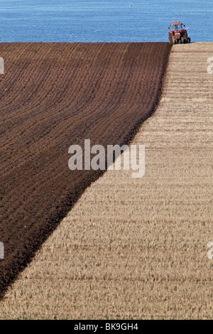 Arando un campo stuble dal fiume Tay in Fife, Scozia Foto Stock