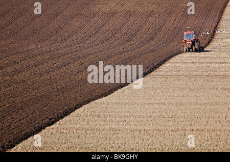 Arando un campo stuble dal fiume Tay in Fife, Scozia Foto Stock