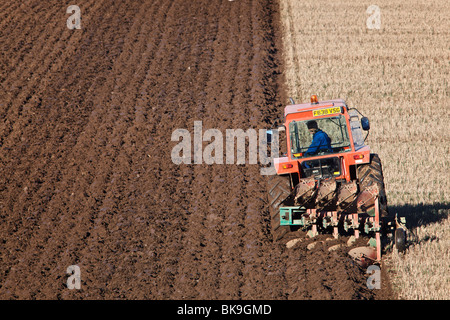 Arando un campo stuble dal fiume Tay in Fife, Scozia Foto Stock