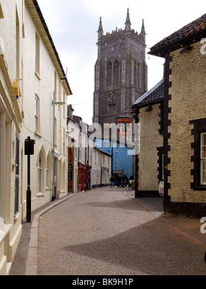 High Street di una pittoresca strada stretta con il kings Head Pub nella Città Vecchia a Cromer North Norfolk Foto Stock