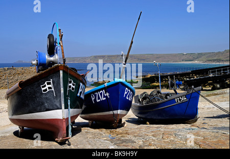 Barche da pesca in uno scalo a Sennen Cove, Cornwall, Regno Unito Foto Stock