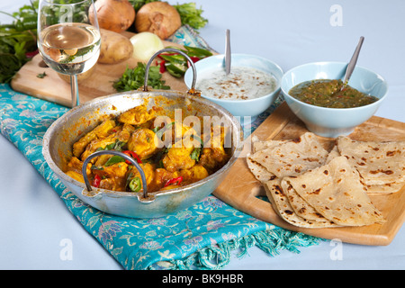 La tabella con i tipici piatti indiani come il curry indiano, roti e salse Foto Stock