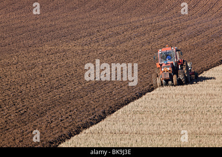 Arando un campo stuble dal fiume Tay in Fife, Scozia Foto Stock