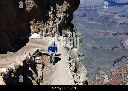 Walker sul South Kaibab Trail nel Grand Canyon Foto Stock