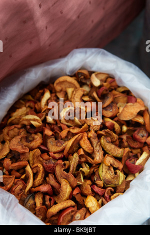 Sacchetti di secco di peperoni rossi e peperoncini rossi dal mercato come una texture di sfondo di cibo. DOF poco profondo, concentrarsi sul terzo inferiore. Foto Stock