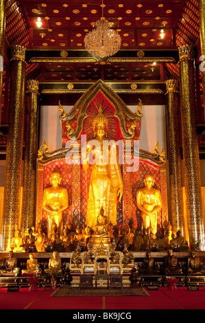 Statue di Buddha in Wat Chedi Luang Wora Wihan tempio buddista in Chiang Mai, Thailandia. Foto Stock