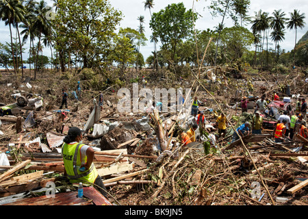 La ricerca di sopravvissuti dopo lo tsunami del 2009, Samoa Foto Stock