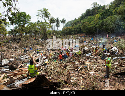 La ricerca di sopravvissuti dopo lo tsunami del 2009, Samoa Foto Stock