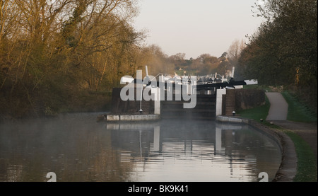 Foschia mattutina a Hatton si blocca sul Grand Union Canal, Warwickshire Foto Stock