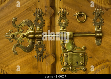 Antiquariato in ottone tradizionale chiavistello della porta e la serratura su porte in legno comune in India Kerala localmente noto come manichithrathazhu Foto Stock